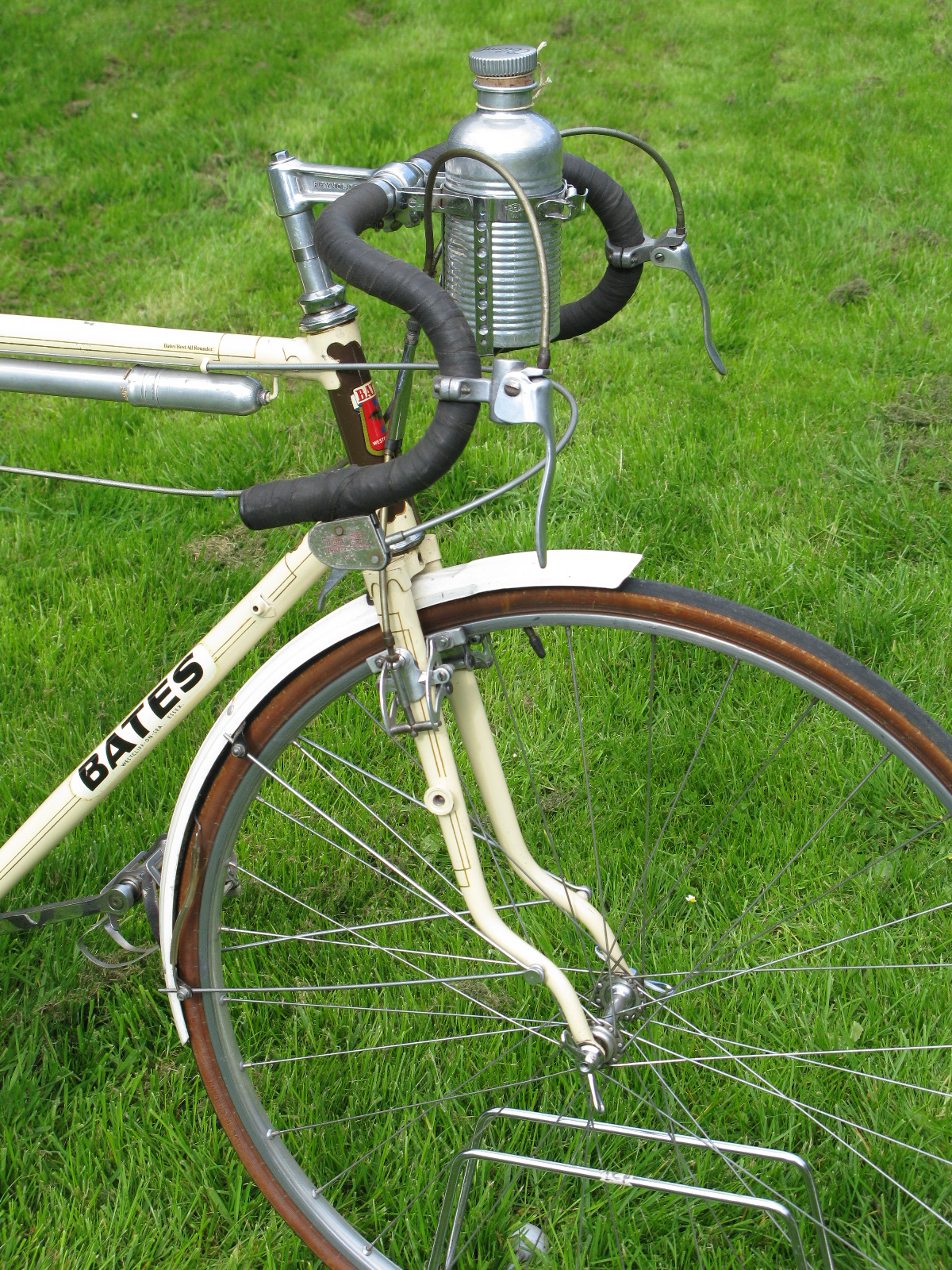 *A circa 1948 Bates 'Best All Rounder' Lightweight Bicycle. Having a 23-inch cream enamel - Image 3 of 3