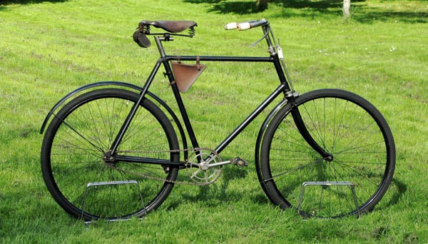 *1900 Raglan No 17 Roadster. A gentleman's bicycle with a 23 1/2-inch black-enamelled frame with a