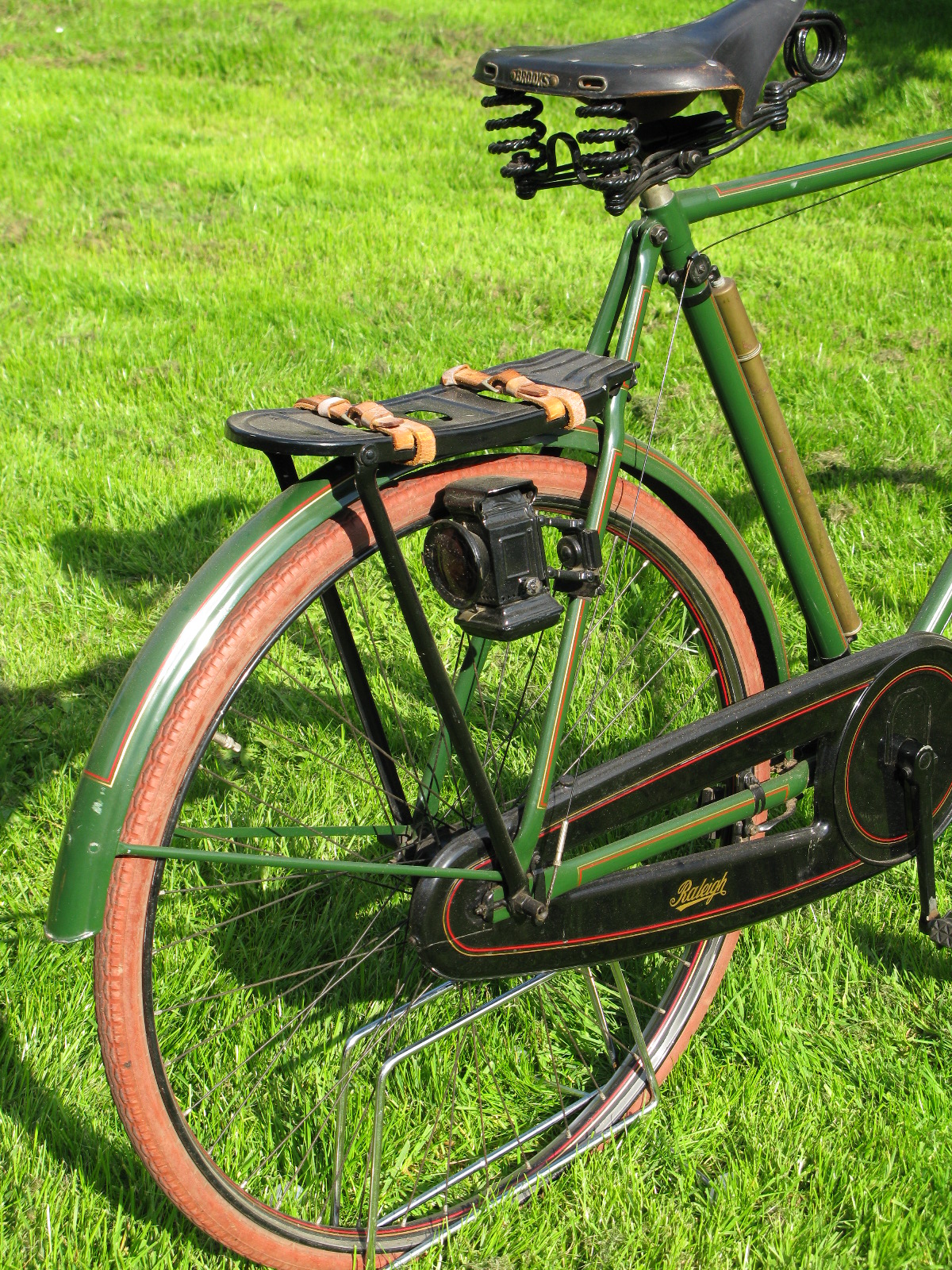 *A 1921 Raleigh 'Special' Model B Roadster. With a 24-inch frame numbered 633919, a nicely - Image 2 of 5