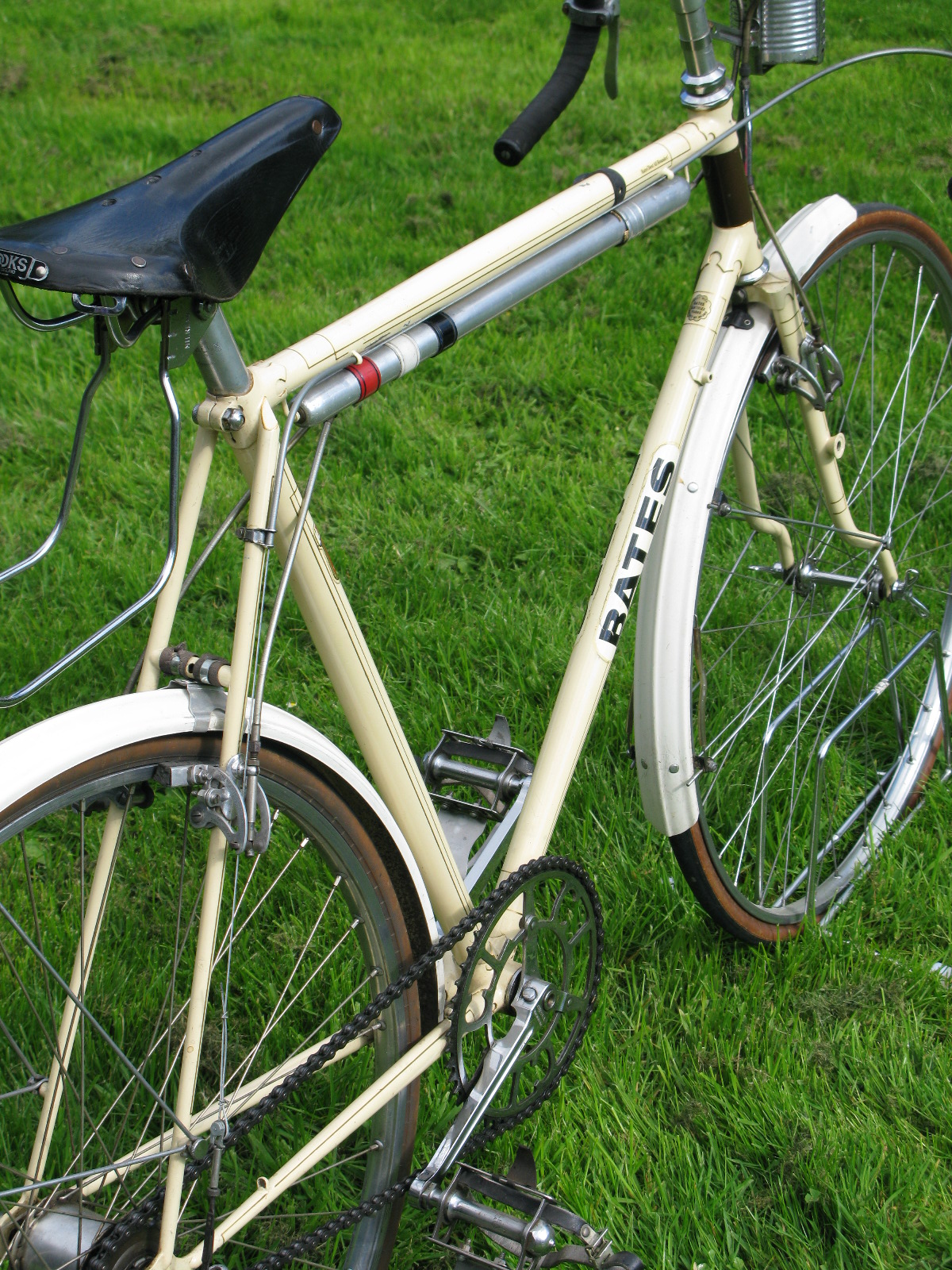 *A circa 1948 Bates 'Best All Rounder' Lightweight Bicycle. Having a 23-inch cream enamel - Image 2 of 3