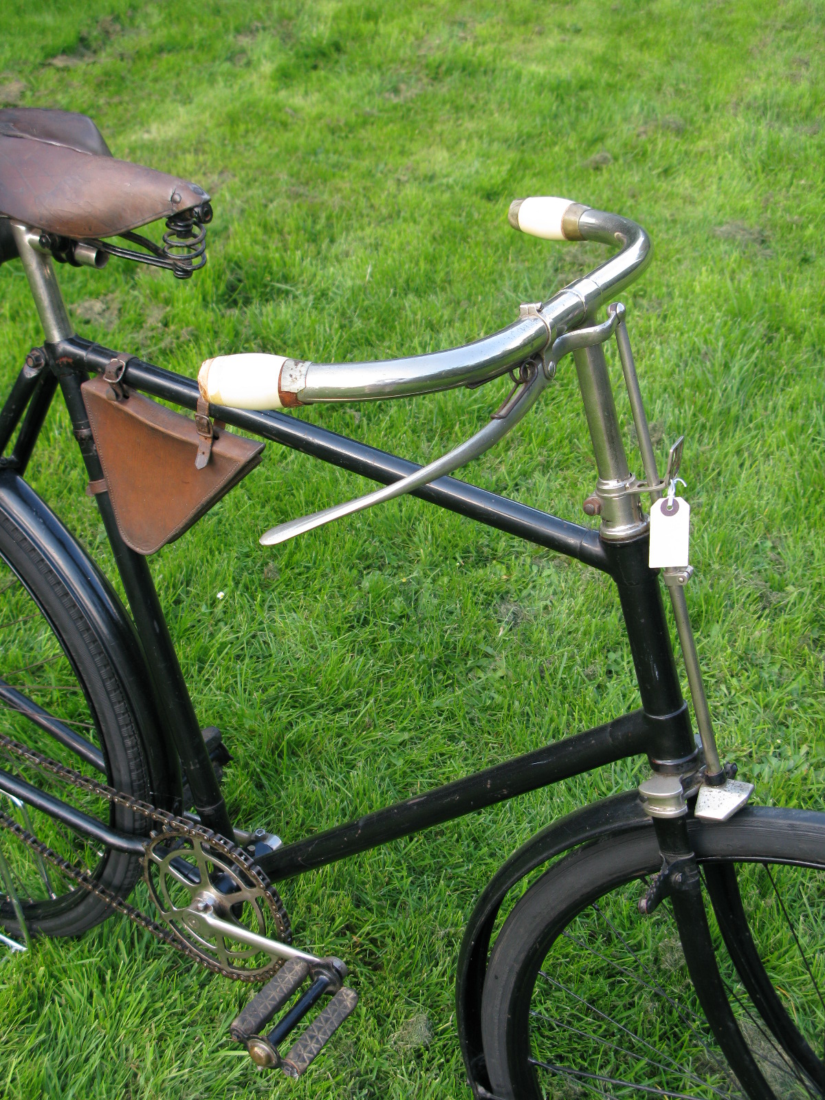 *1900 Raglan No 17 Roadster. A gentleman's bicycle with a 23 1/2-inch black-enamelled frame with a - Image 3 of 4