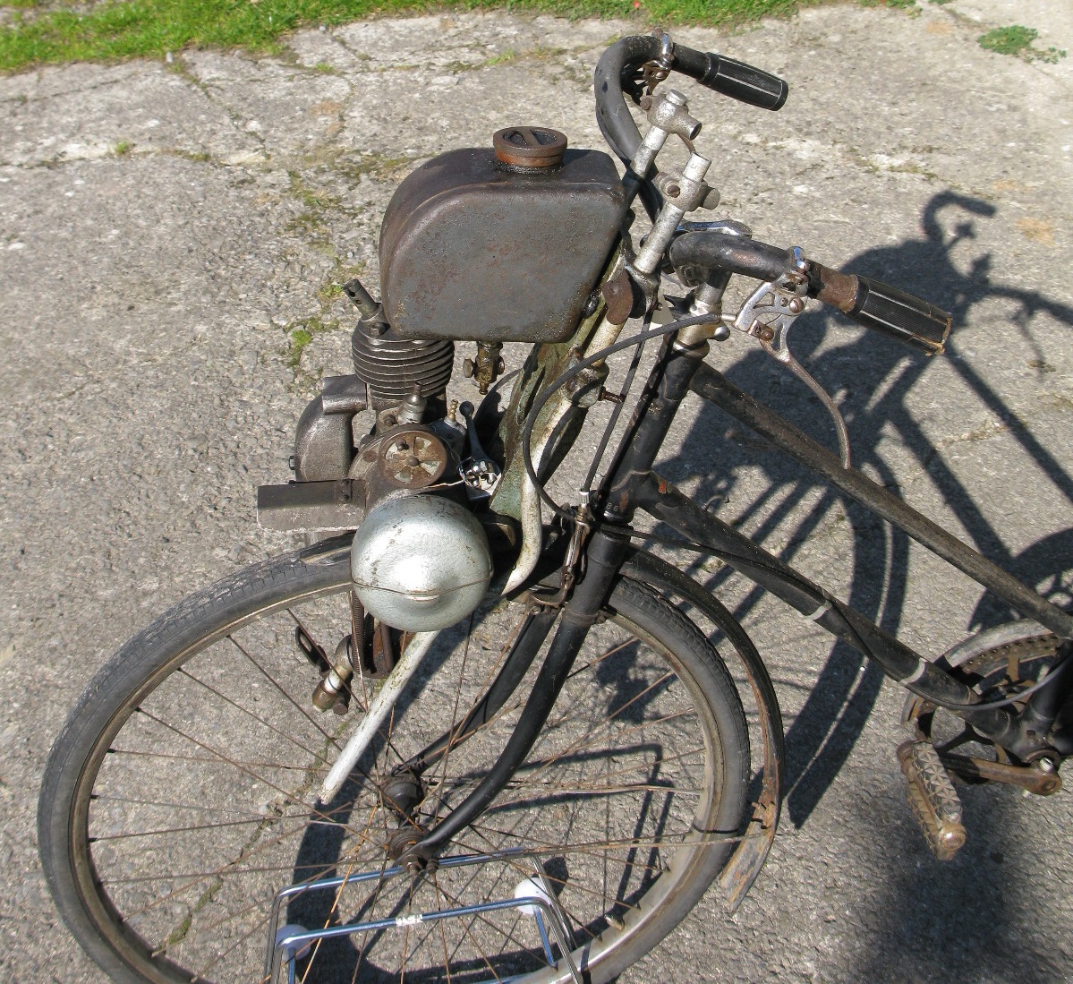 *A 1952 49cc Cairns 'MOCYC' Auxiliary Engine and Sunbeam Bicycle. Driving on the front wheel, this - Image 2 of 2