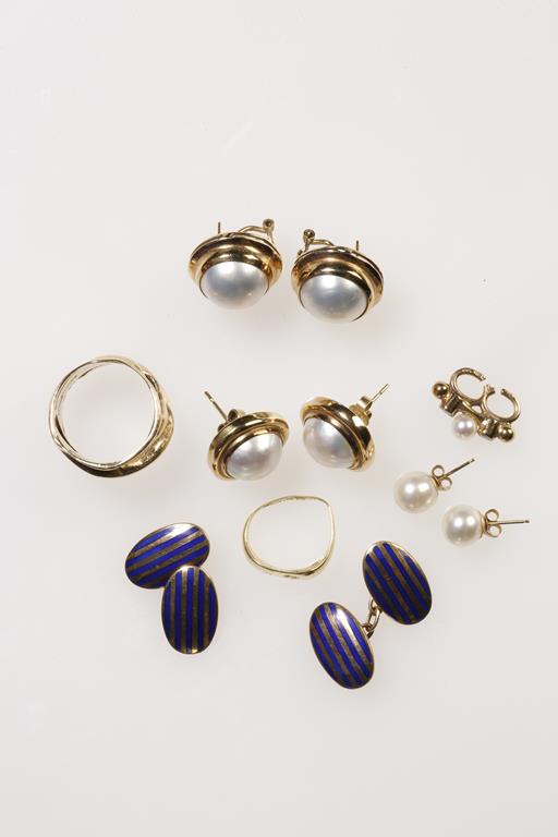 A PAIR OF 14CT YELLOW GOLD AND BLISTER PEARL STUD EARRINGS and a collection of other pearl-set