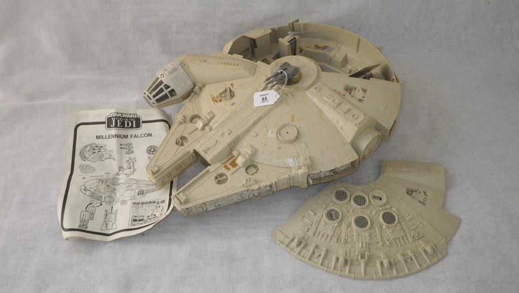 STAR WARS - A KENNER MILLENNIUM FALCON with instructions and accessories