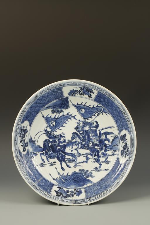 A CHINESE BLUE AND WHITE CHARGER decorated with warriors, Qing, 19thC, 16" dia.