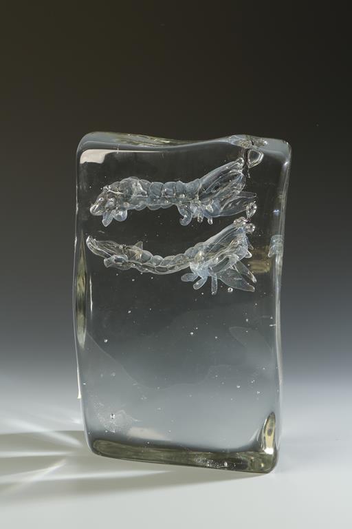 ALFREDO BARBINI: A RECTANGULAR CLEAR BLOCK GLASS SCULPTURE, with two internal shrimps, with engraved