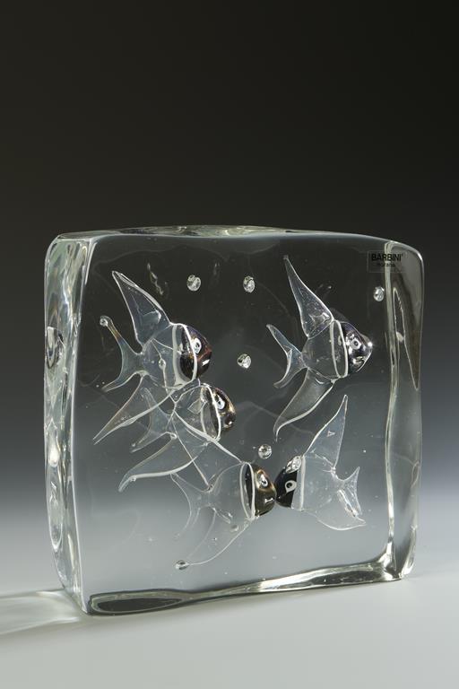 ALFREDO BARBINI: A CLEAR SQUARE BLOCK GLASS SCULPTURE, with five internal fish and bubbles, with - Image 2 of 2