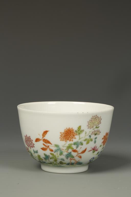 A CHINESE ENAMELLED WINE CUP decorated with flowers, 'Shen De Tang' mark, probably 20thC, 3" dia.