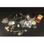 A quantity of assorted costume jewellery and similar items