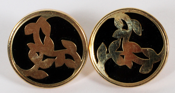 14 KT GOLD EARRINGS: 14kt yellow gold earrings  having leaf and vine designs on black stone - Image 2 of 2