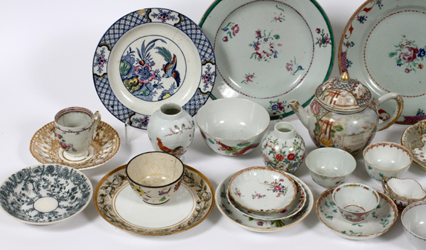 LOWESTOFT, CHINESE & OTHER PORCELAIN TABLEWARE,  ANTIQUE, 33 PCS: Including two Lowestoft - Image 4 of 5