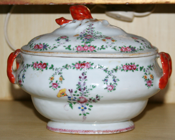 LOWESTOFT MINIATURE PORCELAIN TUREEN, 18TH C., H  5'' L 6'': An ovoid form tureen, with removable - Image 4 of 4