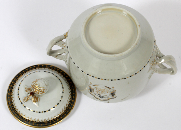 CHINESE EXPORT PORCELAIN ARMORIAL SUGAR BOWL,  18TH C., H 6'' L 6 1/4'': Footed form sugar  bowl - Image 4 of 4