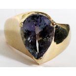 3.90CT NATURAL TANZANITE & GOLD LADY'S RING,  SIZE 5.75: A 14kt yellow gold lady's ring,  featuring