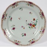 LOWESTOFT PORCELAIN CHARGER, 18TH C., DIA 13'':  Round form charger, with a lightly scalloped  rim,