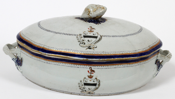 CHINESE EXPORT ARMORIAL PORCELAIN COVERED DISH,  18TH C., W 8", L 12": Oval form covered serving