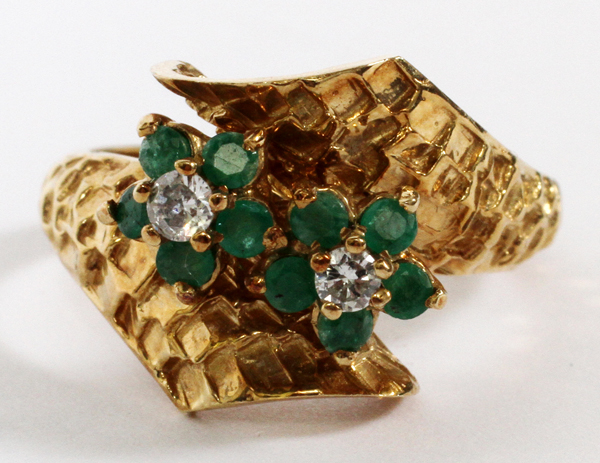 LADY'S 14KT GOLD DIAMOND & EMERALD RING, SIZE  7.5: A 14kt yellow gold lady's ring, featuring  two - Image 2 of 3