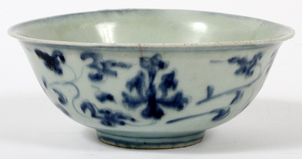 ANTIQUE CHINESE PORCELAIN BLUE & WHITE BOWL, DIA  6": Decorated with a scrolling floral motif in