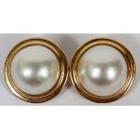 14KT YELLOW GOLD & MABE PEARL EARCLIPS, PAIR, DIA 1": Stamped "G14K".