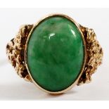 14KT YELLOW GOLD & JADE RING: A 14kt yellow gold mount with nugget motif, set with a single oval