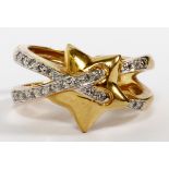 18KT YELLOW GOLD & DIAMOND RING, SIZE 6: Formed as a star pierced by double bands of diamonds.