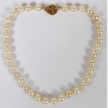 CULTURED PEARL NECKLACE: 14 kt gold clasp.
