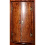 ENGLISH WALNUT HANGING CORNER CUPBOARD, C. 1720, H 40", W 23", D 16": Queen Anne or early