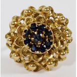 18KT YELLOW GOLD & BLUE SAPPHIRE RING: An unmarked 18kt yellow gold mount set with nine round