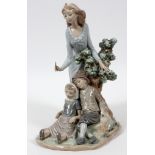 LLADRO PORCELAIN FIGURE GROUP, 'FAIRY QUEEN', H  12", #5068: Number 5068. Measures H.12 1/2" x  10