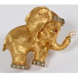 .45CT DIAMONDS & 18KT YELLOW GOLD ELEPHANT PIN,  W 1 1/2":  A .45ct diamonds and pearl 18kt gold