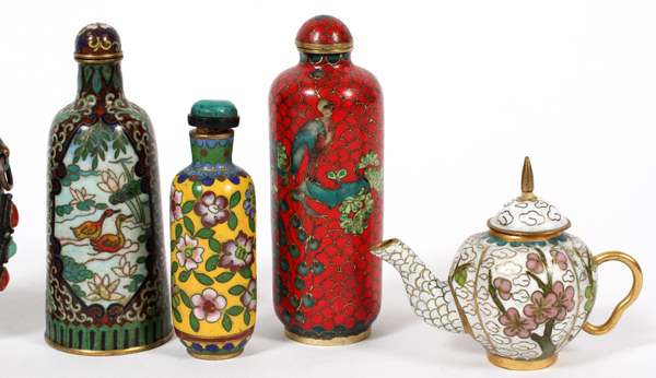 CHINESE CLOISONNÉ SNUFF BOTTLES AND TEAPOT SIX  PIECES:  Including 5 snuff bottles in cloisonné  and - Image 2 of 2