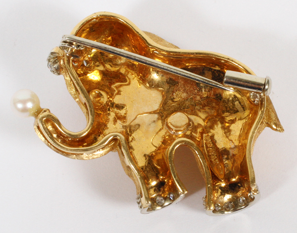 .45CT DIAMONDS & 18KT YELLOW GOLD ELEPHANT PIN,  W 1 1/2":  A .45ct diamonds and pearl 18kt gold - Image 2 of 2