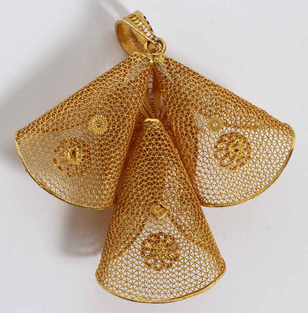 18KT YELLOW GOLD FAN-FORM, FLORAL PENDANT H 3  3/8", W 3": - Image 2 of 2