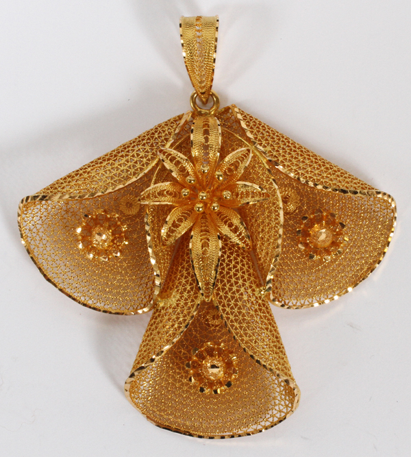 18KT YELLOW GOLD FAN-FORM, FLORAL PENDANT H 3  3/8", W 3":