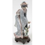 LLADRO PORCELAIN FIGURINE, H 9 3/4", GEISHA WITH  FLOWERS: