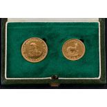 Dos monedas sudafricanas de oro de 1 y 2 rand. En estuche. Peso 12,05 gr.