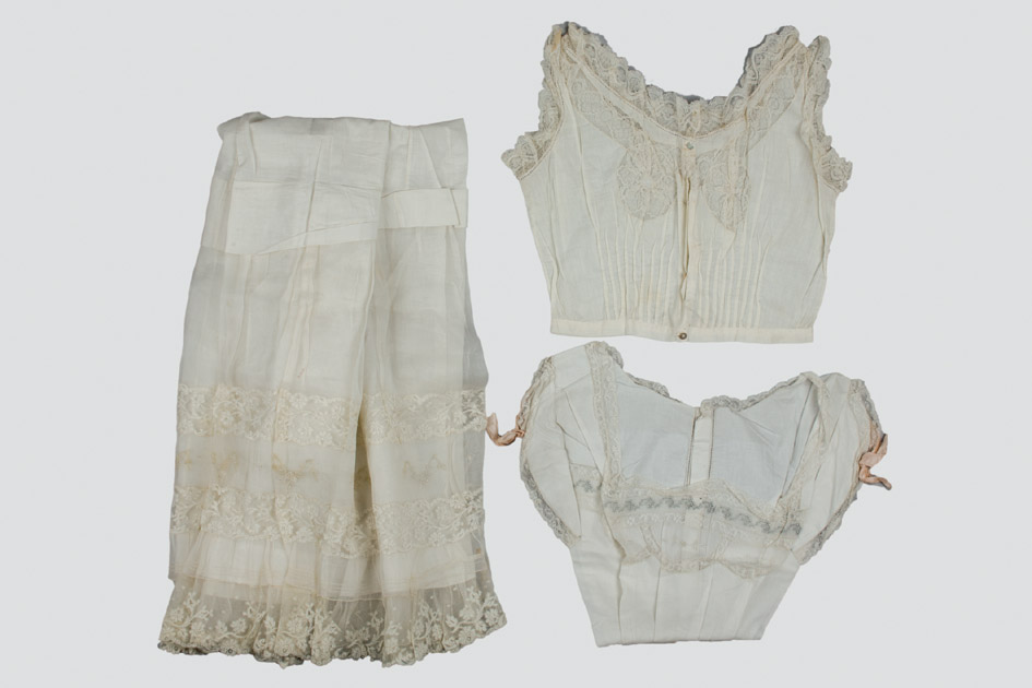 Lote de ropa interior femenina antigua: bajofaldas, corpiño, cubrecorpiño,  delantal, enaguas de c