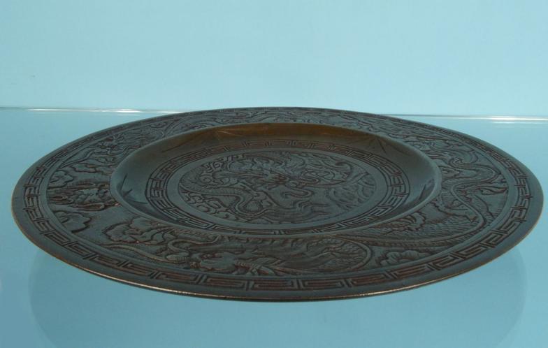 Oriental bronze plate decorated with dragons, 25cm diameter : For Condition Reports please visit