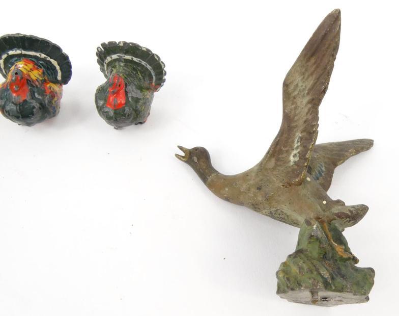 Cold painted bronze duck in flight, duck ashtray and two painted metal chickens, the largest 8cm - Image 3 of 3