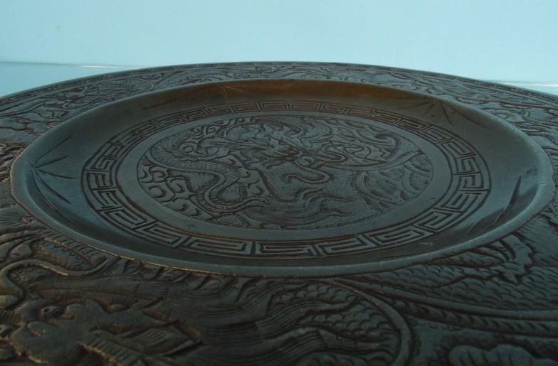 Oriental bronze plate decorated with dragons, 25cm diameter : For Condition Reports please visit - Image 4 of 15