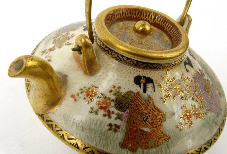 Japanese Satsuma teapot, finely handpainted with geisha girls, character marks to base, 10cm - Image 8 of 9