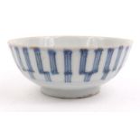 Oriental Chinese porcelain bowl, sparsely painted with an abstract pattern, 11cms round : For