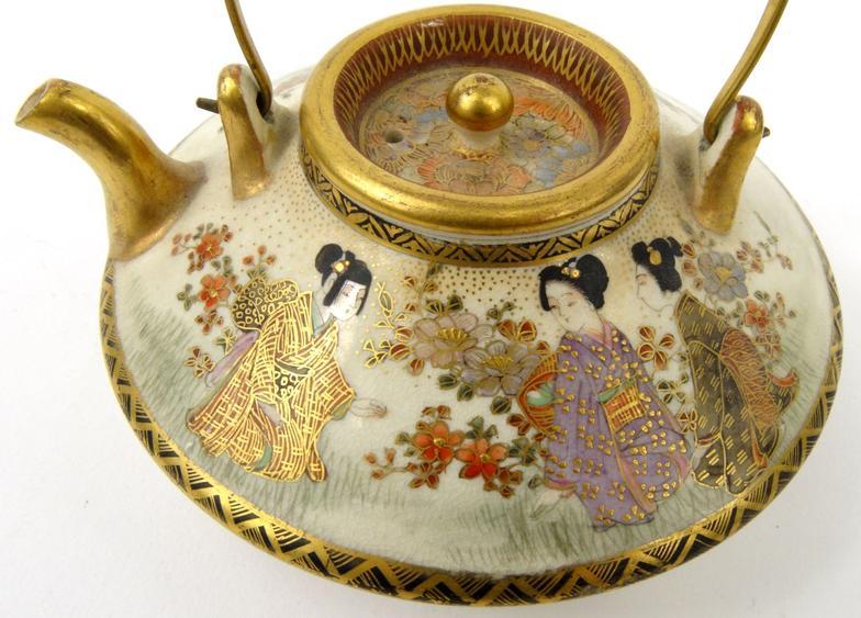 Japanese Satsuma teapot, finely handpainted with geisha girls, character marks to base, 10cm - Image 3 of 9