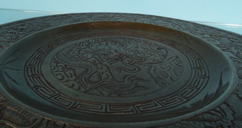 Oriental bronze plate decorated with dragons, 25cm diameter : For Condition Reports please visit - Image 6 of 15