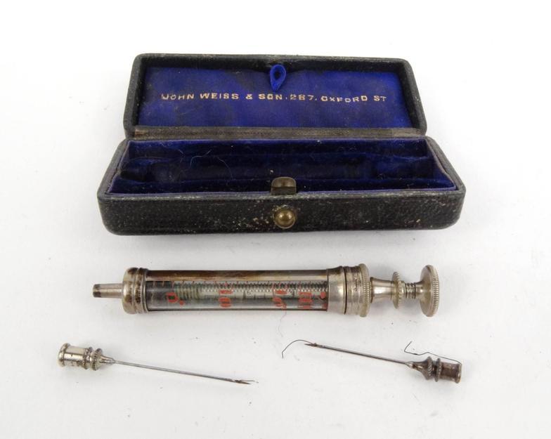 Victorian cased doctor's syringe - John Weiss & Sons, 287 Oxford Street, 7cm long : For Condition