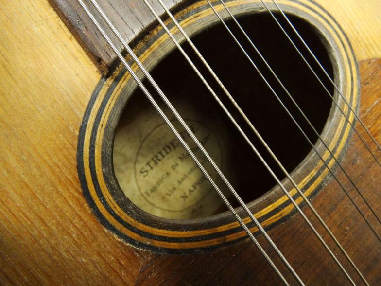 Old wooden mandolin, bearing a Stridente Napoli paper label 'Fabrica di Mandolini Via Antonio, 22' : - Image 10 of 10