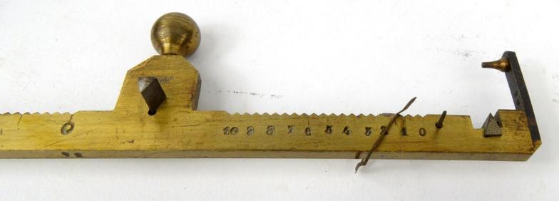 Boxed brass Bareme letter balance with instruction booklet, Rue de Turbigo 71, Paris, 19cm high : - Image 3 of 3