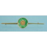 Oriental Chinese gold and jade bar brooch, 7cm in length, approximate weight 7.0g : For Condition