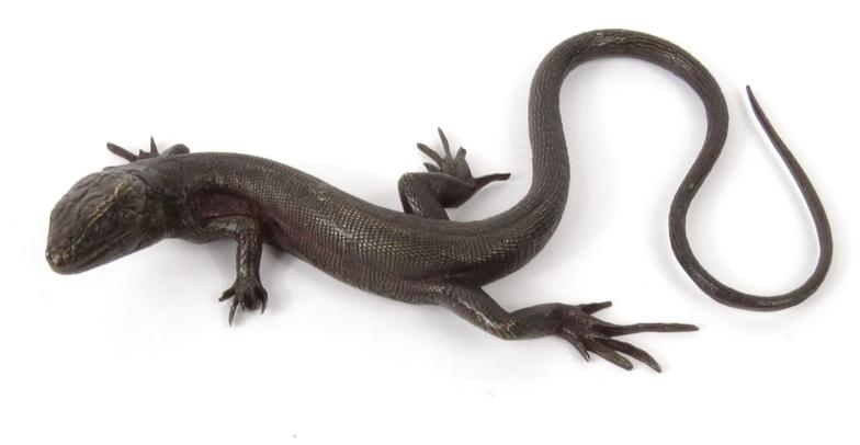 Bronze lizard paperweight, 16.5cm long : For Condition Reports please visit www.eastbourneauction.