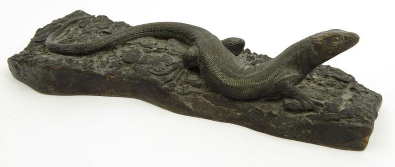 Bronze lizard on a rock paperweight, 21cm long : For Condition Reports please visit www. - Image 3 of 5